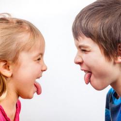 Niños sacando la lengua
