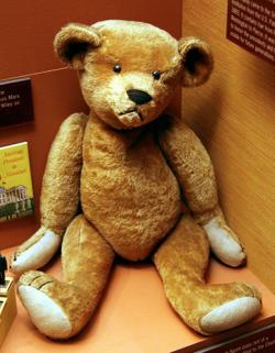 1903 Teddy Bear fabricado por Benjamin Michton, hijo del fundador de Ideal Toy Co.