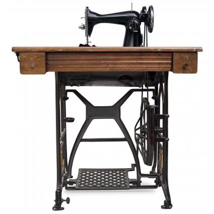 Máquina de coser de pedal antigua