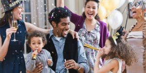 Ideas de Nochevieja para que las familias celebren juntas