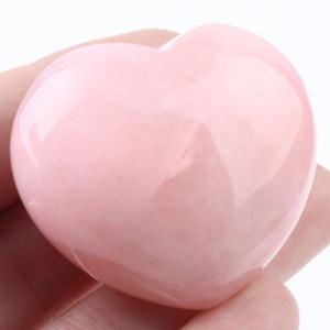 Piedra de corazón de cuarzo rosa curativo
