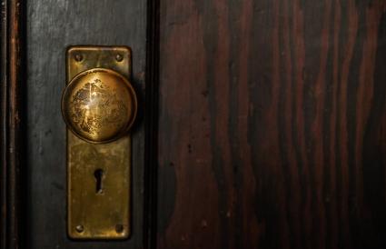 perilla de puerta de latón antiguo