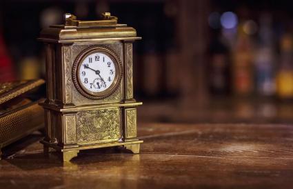 reloj antiguo en una mesa de madera