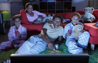 Familia, mirar tele, y, reír