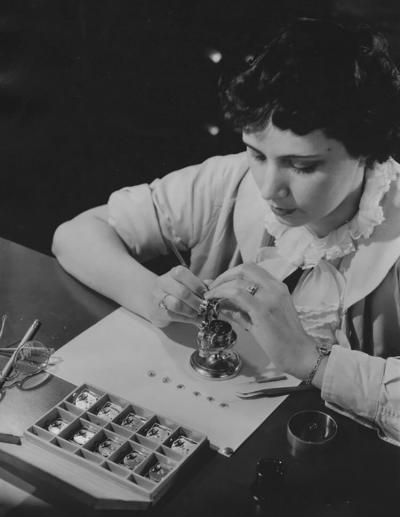Mujer trabajando en un reloj en Bulova Watch