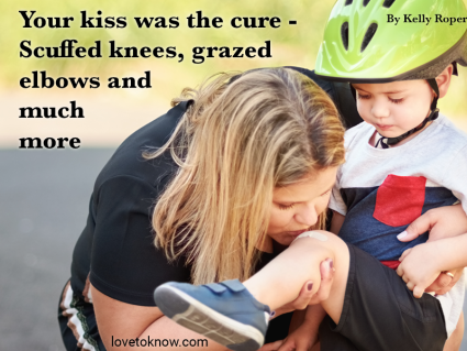 Madre besando la rodilla lesionada del niño después de caerse de una bicicleta y poema del día de la madre