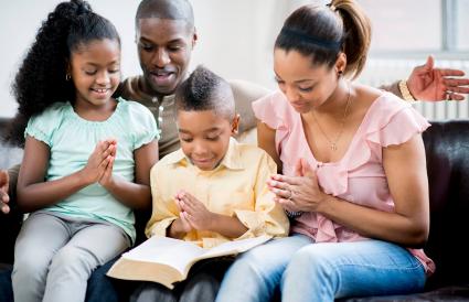 Familia leyendo la Biblia juntos