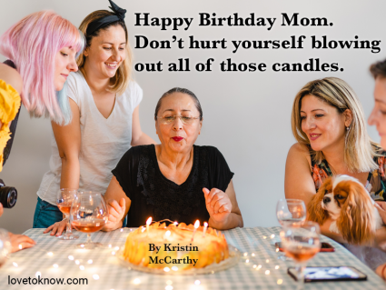 Mujer mayor, celebrar, ella, cumpleaños, con, familia 