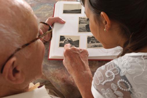Abuelo y nieta mirando ablum foto