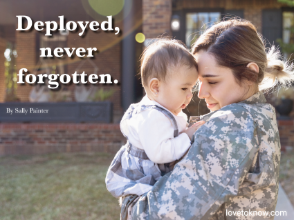 Mujer militar en despliegue sosteniendo a su bebé 