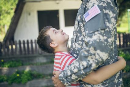 Papá soldado abraza a su hijo después de un tiempo en el ejército