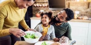 10 recompensas ocultas de una familia comiendo junta