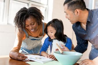 Madrastra ayudando al niño con la receta