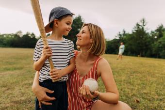 Mamá apoya el interés de su hijo en el béisbol