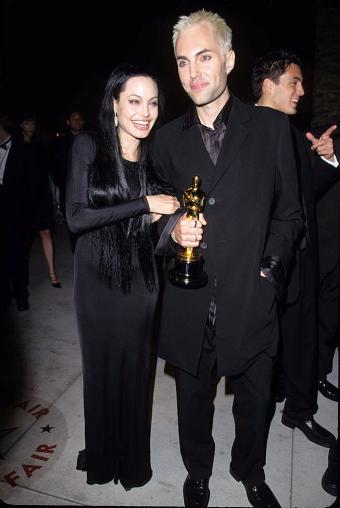 Angelina Jolie y su hermano James Haven durante la séptima fiesta anual de los Oscar de Vanity Fair