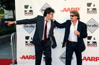 El actor Charlie Sheen y el director Emilio Estevez asisten al Festival de Cine Movies For Grown Ups de AARP