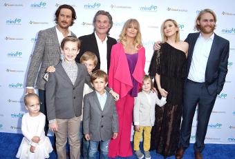 Oliver Hudson, Kurt Russell, Goldie Hawn, Kate Hudson y Wyatt Russell llega al Goldie Hawn Anfitriones Anual Goldie's Love In For Kids
