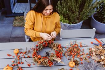 Mujer haciendo corona de otoño