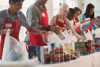 Voluntarios empacando productos enlatados en la colecta de alimentos