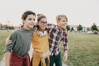 Hermano de adolescentes divirtiéndose juntos