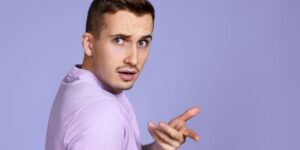 113 preguntas incómodas que puedes hacerle a un chico para que se sienta avergonzado awkward-questions-to-ask-a-guy.jpg